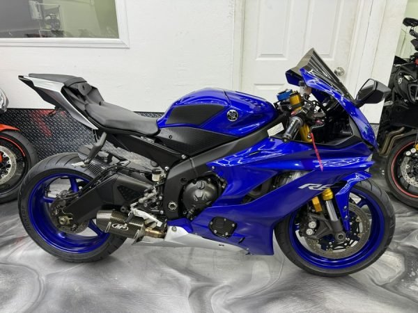 ae89_l 2017 Yamaha R6 in Mint Condition, M4 Exhaust
