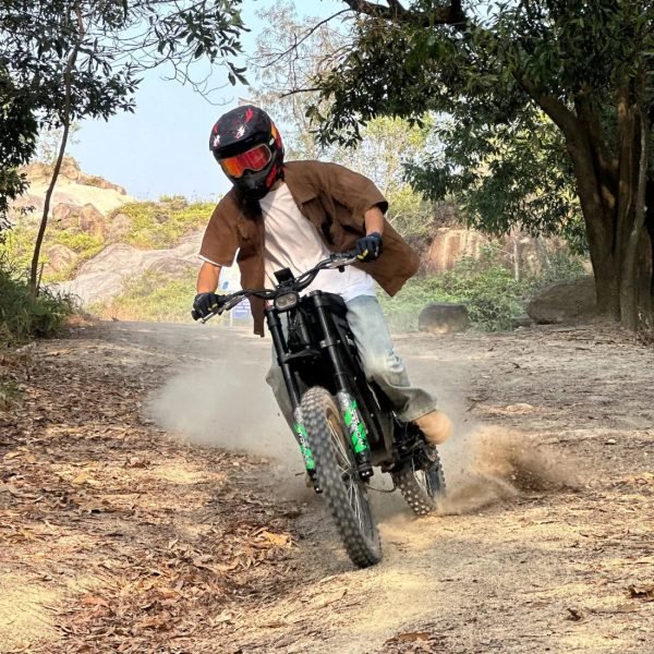 freego-x3-electric-dirt-bike-forested-rock-trail-dust Freego X3 / X3 Pro 72V 40Ah/50Ah 8000W Off-Road Electric Dirt Bike